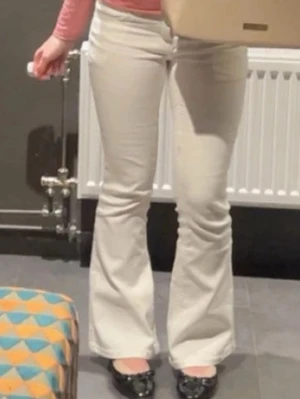 Vita jeans  - Fina vita, lågmidjade jeans från Ryvls! Köpta från kidsbrandstore och är i storlek 152, men passar xxs-xs. Sparsamt använda och i fint skick! Fler bilder kan fixas! Priset är diskuterbart 🥰