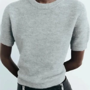 Grå stickad T-shirt från Zara i storlek S🤍 - Mjuk och stretchig stickad topp med fin passform. Klassisk grå färg som passar till allt i garderoben. Fint skick!