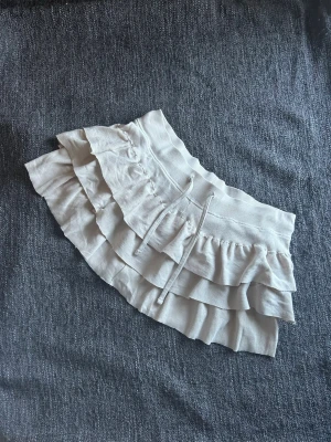 Trift flipped ruffle skirt - Super cute fit for chill vibes or to dress up💗 Stretchy material. One size kind of, works for S/M/L. Light beige 🤍🧸