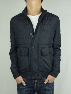 Massimo Dutti dunjacka  - MASSIMO DUTTI JACKA Storlek : M Passform : Normal Användning : Jackan är i ett väldigt fint skick utan defekter Nypris : Cirka 1500SEK Modellen på bilden : 182CM och väger 74KG