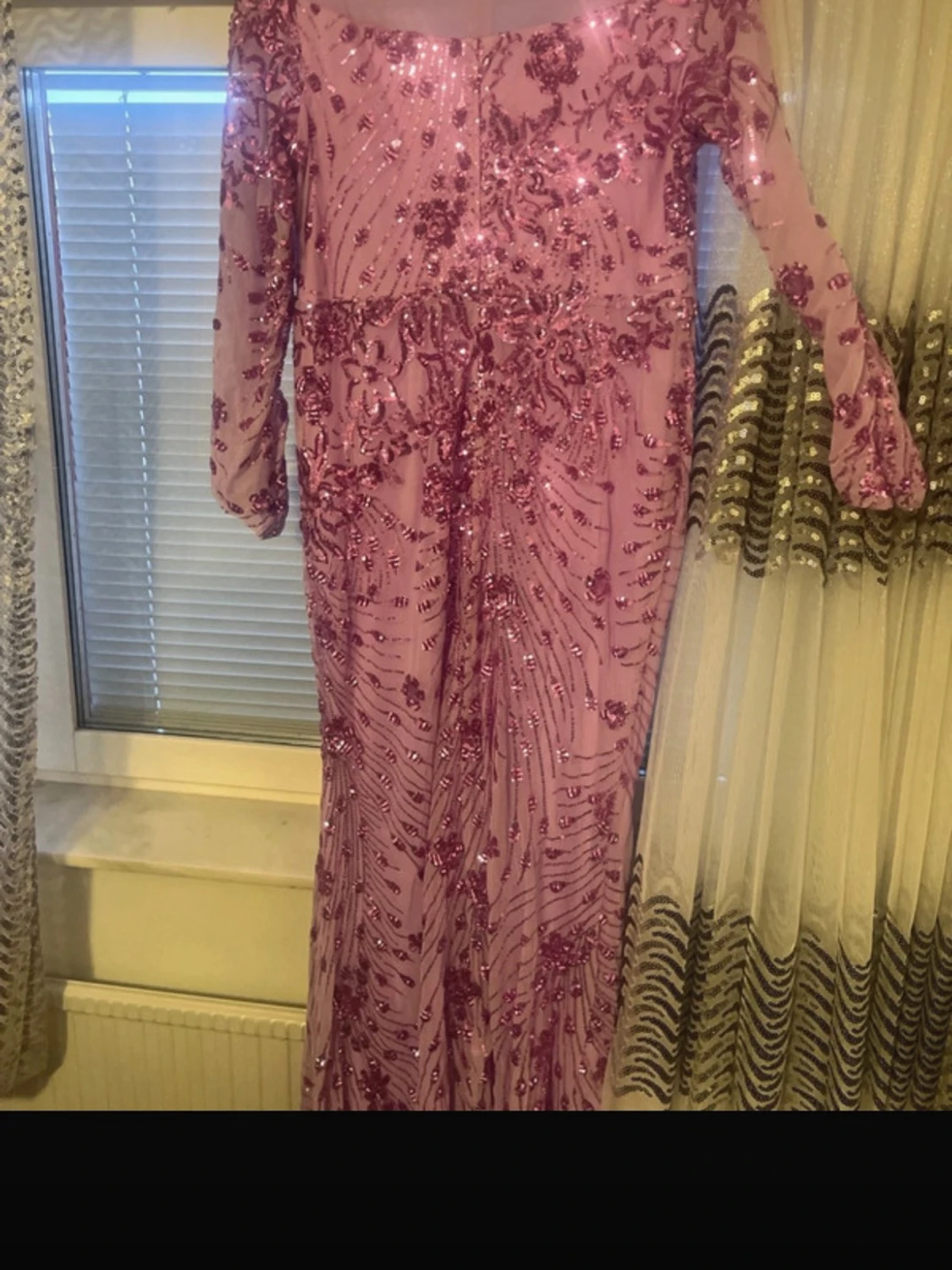 Lång rosa paljettklänning med blommor