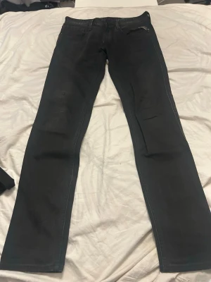 00s Replay anbass - Säljer killens royal Blue Jeans replay Anbass, denna anbass modellen är från tidigt 2010 tal. färgen ”Aged black” med metal detaljer både på läderlappen i bak samt ovanför fickorna i fram. Dom är 12 Oz denim vilket är den tidigare generationen av vanliga hyperflex. St W31/L34