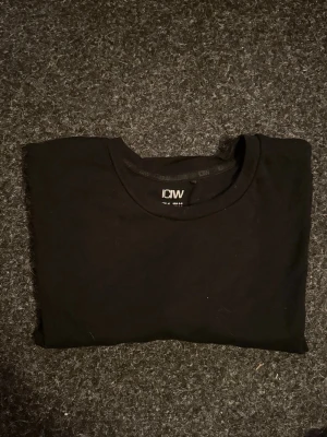 Svart t-shirt från ICANIWILL - Använd fåtal gånger så är i bra skick. Kort och luftig t-shirt. Du betalar frakten.                                        Det är bara att höra av sig om du har funderingar🤗