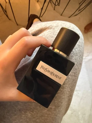 Ysl Y le parfum  - Säljer denna åt min kille, det går ej att fota hur mycket av parfymen som är kvar. Men han har använt MAX 10 sprut av denna, i princip helt som ny dvs. Nypris: 1200-1600. Kan diskutera pris!