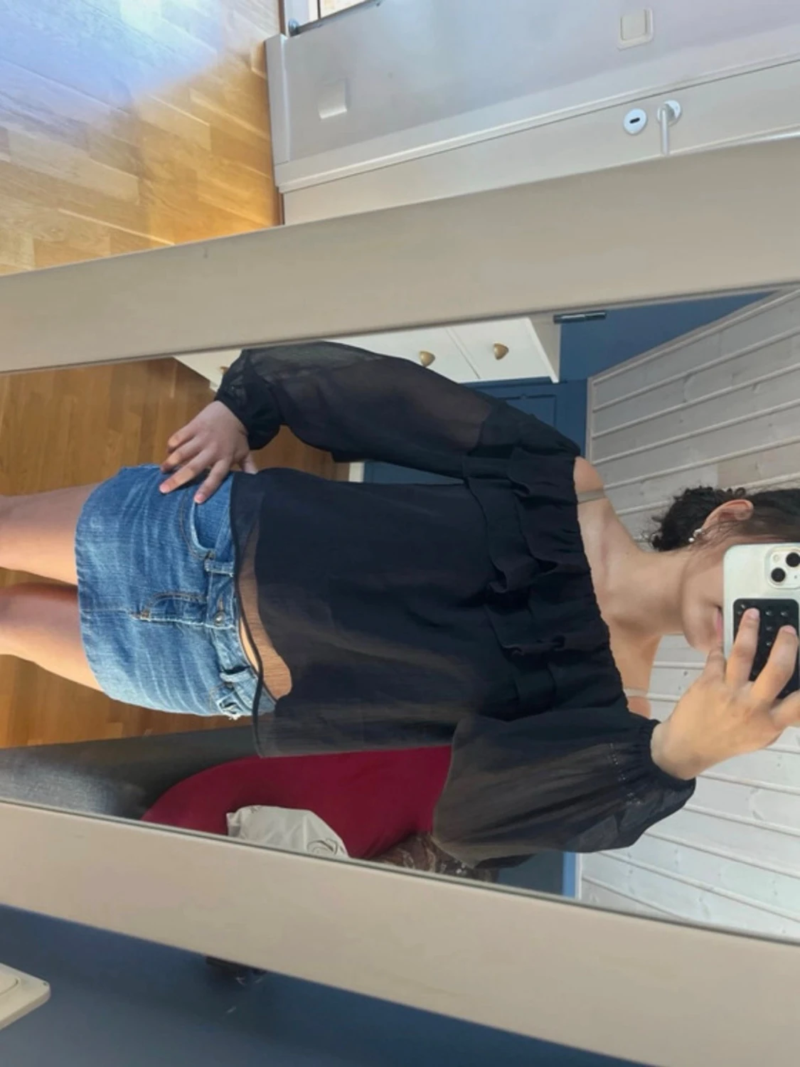 Svart offshoulder blus med volang - 1