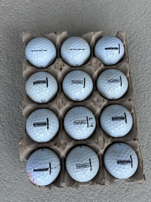 Titleist Tour soft. B-C klass. 12-pack - Ett dussin Titleist Tour Soft B-C klass. Bollarna har antingen några små fläckar eller tusch streck som gör att dem inte går in i våran A-B klass! 