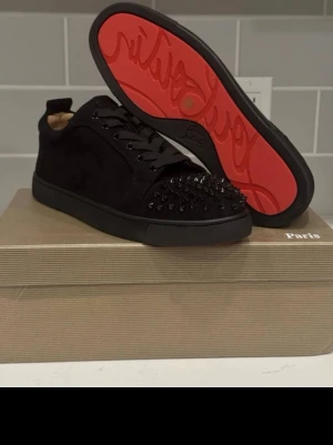 Louboutin svarta med spikar - Louboutin svarta med spikar herr mycket bra skick kan förhandla 