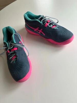 Asics padelskor  - Asics gel-resolution X. Används 3 gånger då de inte passar mig. Som nya 
