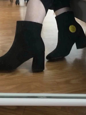 Helt nya Svarta mockastövletter med klack - Helt nya från New Look köpta på ASOS. Dessa är Wide-fit så passar inte någon med smala fötter, de har ca 6 cm klack skulle jag tro.