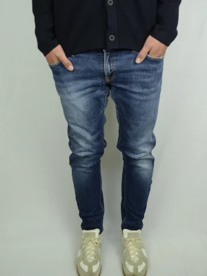 Nudie Jeans  - NUDIE JEANS Storlek : 33/34 (uppsydda) Modell : Bootcut Eddy Mått : A = 43CM - B = 99CM - C = 16CM Användning : Jeansen är i ett fint skick men tyget i skrevet är lite "tunnt" inget hål Nypris : Cirka 1700SEK Modellen på bilden : 182CM och väger 74KG