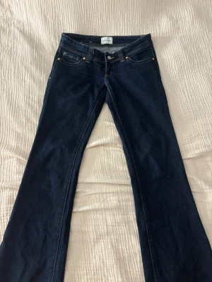 Abrand jeans - Super fina jeans som tyvärr inte kommer till användning längre, lite sönder trampade på höger ben men annars i fint skick! Nypris 999kr❣️(priset går att diskutera vid snabbaffär)