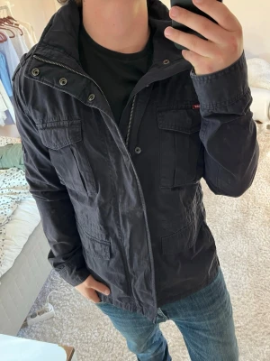 Superdry Field jacket  - Superdry | Bra skick | Storlek L sitter som M | Pris - 799kr | Modellen är ca 180cm lång | Hör av dig vid minsta fråga eller fundering!!