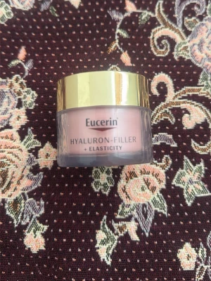 Eucerin Hyaluron-Filler + Elasticity - Eucerin Hyaluron-Filler + Elasticity är en ansiktskräm i en rund burk med guldigt lock. Krämen är framtagen för att ge huden extra elasticitet och fylla ut fina linjer med hjälp av hyaluronsyra. Perfekt för dig som vill boosta din hudvårdsrutin. Bara testade!