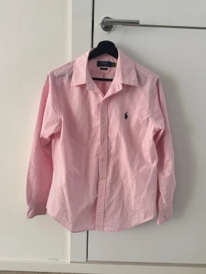 Rosa Ralph Lauren Skjorta -  Rosa skjorta från Polo Ralph i storlek 170!