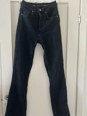 Svarta boot flare jeans  - Svarta boot flare jeans, waist 26 och length 32. Jag är 169 och väger 59. Hela och fina