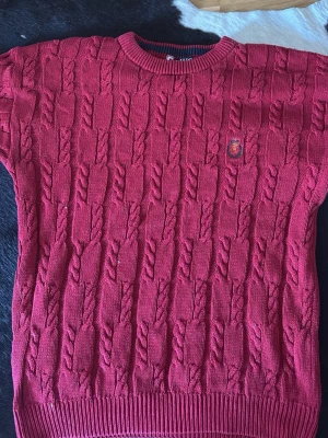 Ralph Lauren kabelstickad  - En kabelstickad Ralph lauren tröja som säljs pga att den är för stor har en vintage look på den och sticker ut på ett sätt Storlek M.                                    Priset är ej hugget i sten