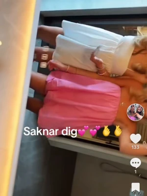 Rosa kort ballongklänning - Supersöt rosa kort klänning med ballongformad kjol och ärmlös design. Perfekt för sommarens alla tillfällen och ger en lekfull vibe. Tillverkad i ett lätt tyg som känns skönt mot huden.