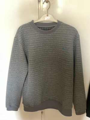 Grå crewneck från okänt märke - Det crew neck från okänt! Den är i storlek M tror jag, finns ingen lapp! 