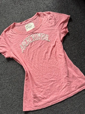 T-shirt  - Skit snygg korall färgad  Abercrombie&fitch T-shirt, står storlek L men skulle säga S/M 💋