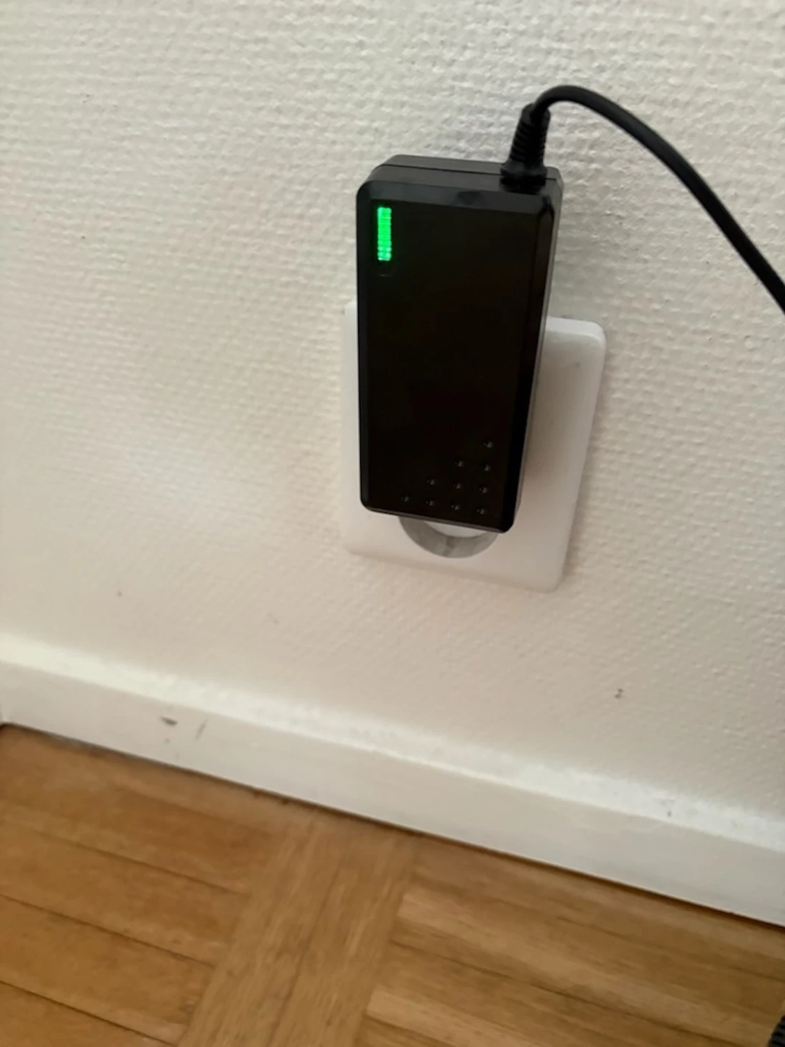 Svart elscooter med röda detaljer - 2