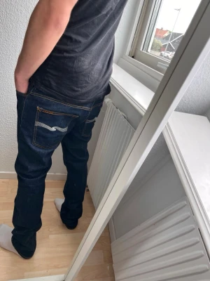 Nudie jeans Thin Finn - Hej! Säljer mina nudie jeans, i modellen Thin Finn! Storlek 32/32 skick 9/10 Ny pris 1649kr!