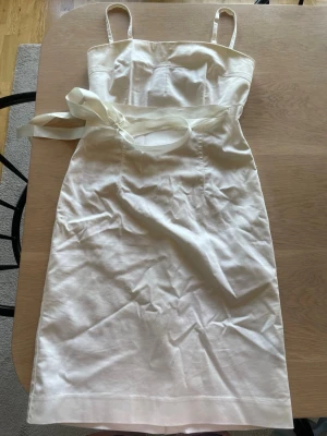 Sommarklänning/studentklänning - Jättefin och snygg sommarklänning som kan användas för både studenten eller fest❤️min mamma hade den på sin student och sen dess har den inte blivit använd❤️den är fortfarande i bra skick❤️