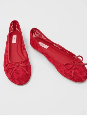 Röda spetsballerinor lace från Nelly - Snygga röda ballerinaskor från Nelly med spetsdetaljer och liten rosett framtill. Skorna har rund tå och låg sula, vilket ger en klassisk och feminin look. Perfekta för dig som vill sticka ut med färg och stil.
