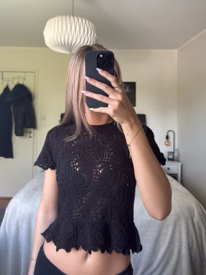 Svart spetsblus med snörning bak - Jätte söt topp som har snörning på baksidan