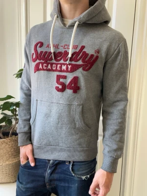 Superdry hoodie  - Superdry hoodie - Inga defekter! Modellen i bilderna är 180 cm 75 kg och bär Storlek S/M , Pris kan diskuteras. MVH stentorparchive⚓️