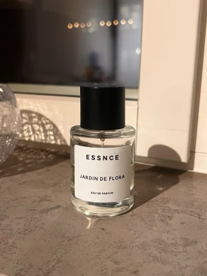 ESSNCE Jardin de Flora - ESSNCE Jardin de Flora Eau de Parfum. En söt och fruktig parfym. Har förvarats mörkt och svalt i garderob.