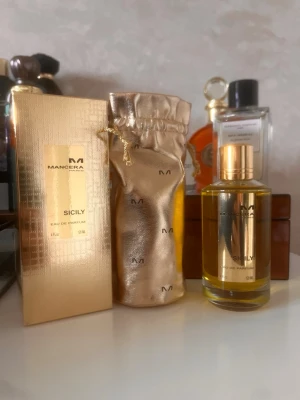 Mancera Sicily Eau de Parfum 120ml - Lyxig parfym från Mancera i doften Sicily. Flaskan är genomskinlig med guldfärgat lock och etikett. Kommer i en exklusiv guldfärgad förpackning och matchande påse. Perfekt för dig som gillar eleganta och fräscha dofter.
