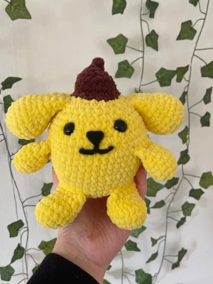 Virkad pompompurini - Handvirkat i mjukt polyester garn! Perfekt som gosedjur eller present!
