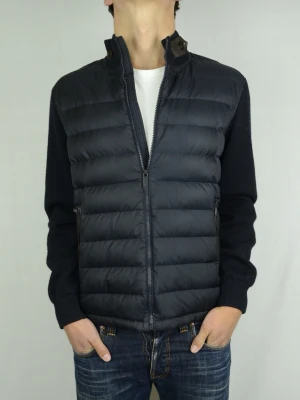 Massimo Dutti hybrid cardigan  - MASSIMO DUTTI HYBRID CARDIGAN Storlek : L Passform : Passar M Användning : Jackan är i ett väldigt fint skick utan defekter Nypris : Cirka 1600SEK Modellen på bilden : 182CM och väger 74KG