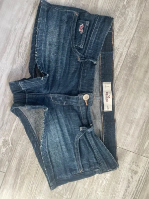 Lågmidjade shorts Hollister - Säljer dessa super snygga shorts från Hollister! super lågmidjade och sitter jätte bra.