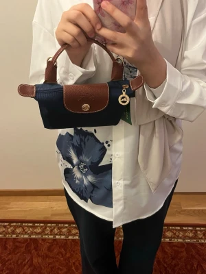 Mörkblå minihandväska - Snygg mörkblå minihandväska helt ny aldrig använt 