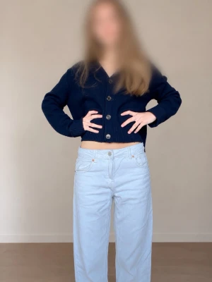 Vita jeans från Zara med lågmidja - Säljer ett par vita jeans med låg midja och raka, vida ben. De är från Zara och är i storlek 148-152. Använda 1-2 gånger
