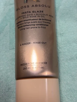 Kérastase Gloss Absolu Insta Glaze balsam - Kérastase Gloss Absolu Insta Glaze är ett glossförstärkande balsam för långt hår som lätt blir frissigt. Innehåller hyaluronsyra, glykolsyra och vildrosolja. Kommer i en lyxig roséguldig tub på 250 ml.