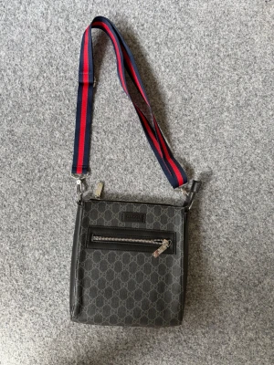 Gusci black messenger bag - Brand new