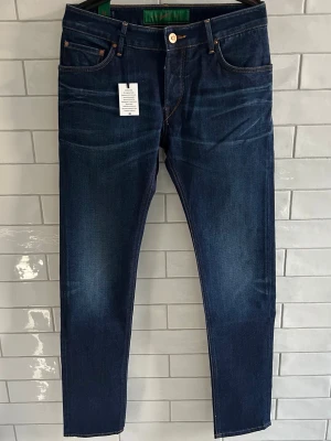 Handpicked Orvieto Jeans - Handpicked Orvieto | Storlek: 31 | Färg: Mörkblå | Modell: Orvieto (slim) | Skick: 10/10, aldrig använda | Modellen är ~177cm 62kg | Nypris: 300€