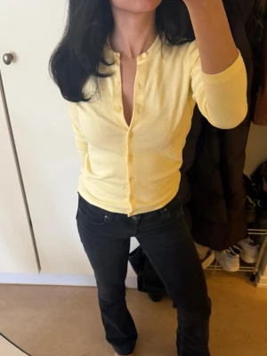 Low Bootcut jeans från Lee<3 - Säljer ett par lågmidjade jeans från Lee i modellen Jessica <3 storlek W26 L33, gråsvarta   Har någon enstaka slitning, syns på bild  Mycket stretch  Ord pris 1099kr  Jag är 167 och dem går hela vägen ner 🩷