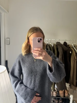 Grå stickad mohair tröja  - Superfin grå stickad mohair tröja från H&M premium. Mycket bra skick🩶Ny pris 800kr