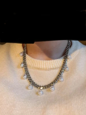 pärlhalsband  - Säljer ett hemmagjort pärlhalsband i silver och det är 45cm långt