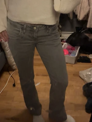 Grå ltb bootcut jeans - Gråa snygga ltb jeans, low waist  och bootcut. Använd 1 gång . Storlek 27/30