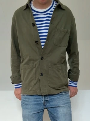 Olivgrön overshirt - Olivgrön overshirt i strl M men sitter som en S. Bra skick utan nåra defekter och hör gärna av er vid frågor elr funderingar!!