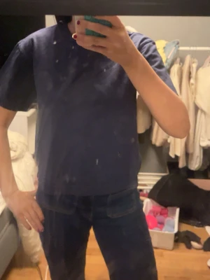 Mörkblå basic t-shirt - Vanlig t shirt från Gina, den är marinblå och helt oanvänd. 
