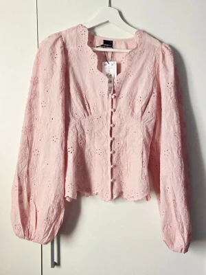 Rosa blus från Gina Tricot  - Söt rosa blus med knappar. Helt oanvänd.