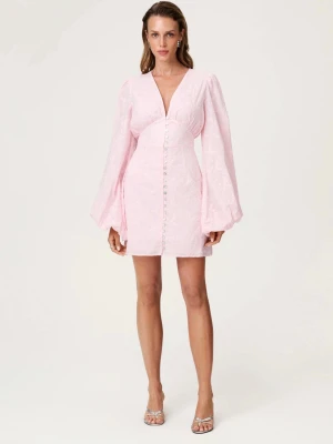 Adoore klänning - Säljer min Adoore klänning, i modellen Florence dress och färgen Pink Embroidery 🩷🌸 Storlek 38 men är som en 36. Den är endast använd en gång! Säljes pga att jag ej trivs i de korta klänningarna. Nypris 1500kr🩷