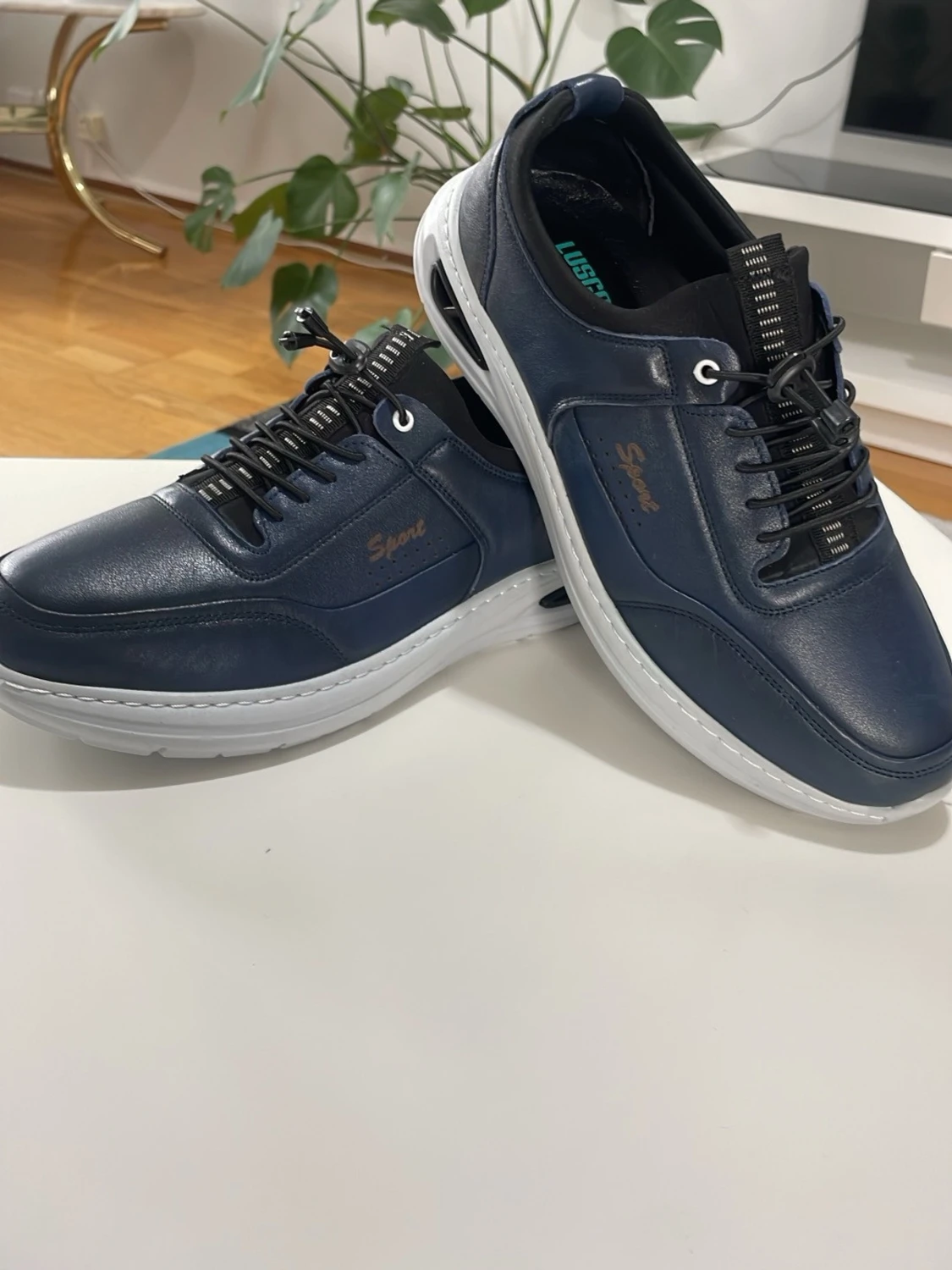 Mörkblå sneakers från Sport - 1