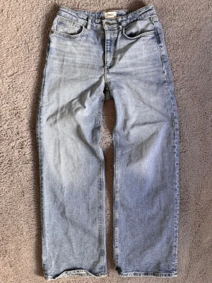 Ljusa straight/baggy jeans - Säljer ett par ljusa jeans med en snygg straight/baggy passform! Är osäker på vilket märke de är eftersom jag köpt de för längesedan på semester. Storlek 27/30🙌