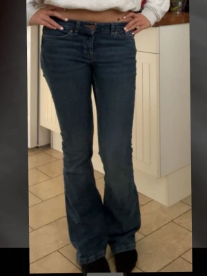Mörkblå bootcut jeans - Snygga mörkblå bootcut jeans. Basic fickor ibak, jeansen är i storlek 34 men är stretchiga så passar mycket bra även om man har storlek 36💗💗de är pyttelite slitna längst ner vid hälen för de är lite långa men annars är det inget annat negativt!🥰